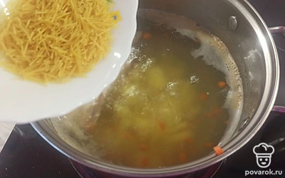 Морковь чистим и нарезаем кубиками. Добавляем в суп морковь и вермишель. Варим еще 10 минут, в конце солим и снимаем кастрюлю с плиты. 