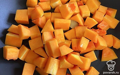 Очистить и нарезать тыкву на небольшие кусочки. Выложить на сковороду с маслом.