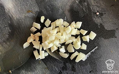 Мелко нарезать зубчик чеснока и добавить к тыкве. Обжаривать вместе, помешивая на среднем огне, до полумягкости.