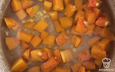 Выложить в кастрюлю тыкву, залить водой. Посолить, поперчить, варить минут 10.