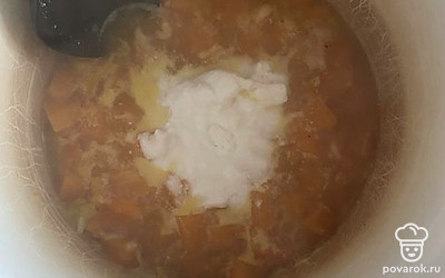 Добавить кокосовые сливки, томить 3 минуты, помешивая.