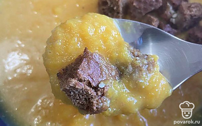 Подавать суп горячим, вместе с сухариками или хлебом.