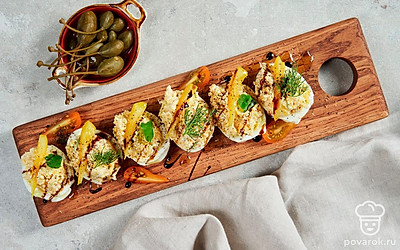 Готовую закуску украсьте свежей зеленью для красоты и аромата.