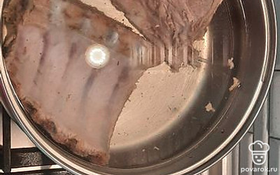 Поставить вариться мясо. Первый бульон слить, залить чистой водой, варить 30 минут.