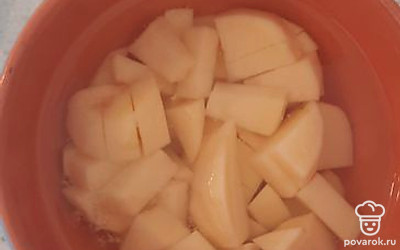 Почистить картошку, кинуть в бульон.