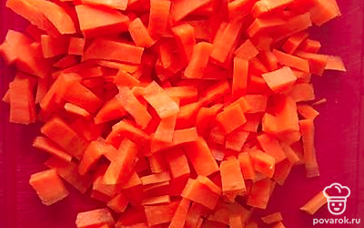 Нарезать морковь.