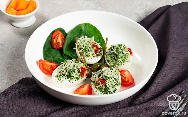 Яйца, фаршированные сыром — Рецепт с фото