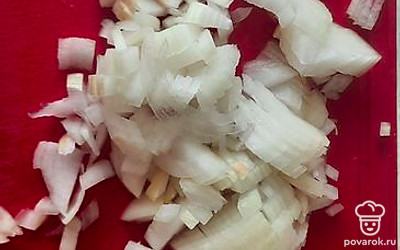 Почистить и нарезать лук.