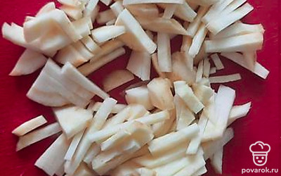 Нарезать корень пастернака.