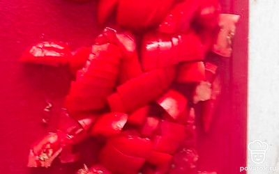 Нарезать помидоры.