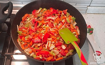 Обжарить морковь, лук, пастернак и помидоры. Добавить немного бульона и протушить 5 минут. Добавить зажарку в кастрюлю к мясу и картошке, варить 15 минут.