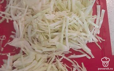 Нарезать капусту, добавить в кастрюлю, варить 5 минут.