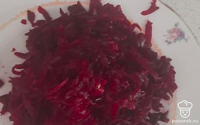 Натереть вареную свеклу на терку, добавить в борщ, варить 5 минут. Борщ посолить, поперчить.