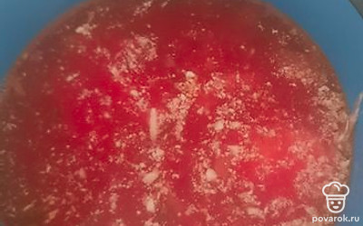 Подавать со сметаной и зеленью.