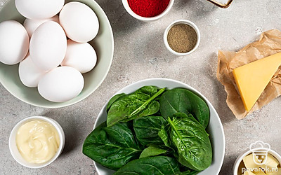 Заранее сварите яйца в подсоленной воде. Остудите и очистите. Вымойте шпинат и укроп. Обсушите зелень с помощью бумажного полотенца. Шпинат очистите. Удобно разложите на столе необходимые продукты.