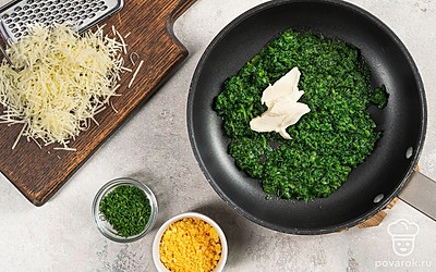 Подготовьте ингредиенты для начинки яиц. Яйца разрежьте пополам. Желтки уберите в отдельную посуду. Укроп и желтки измельчите. Шпинат нарежьте на небольшие кусочки, обжарьте на сковороде со сливочным маслом. Остудите. Сыр натрите на средней терке.