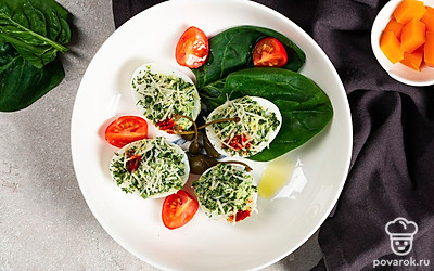 При подаче посыпьте фаршированные яйца измельченным укропом.