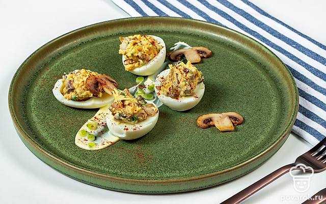 Яйца, фаршированные грибами и луком — Рецепт с фото