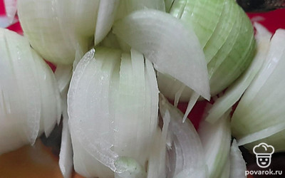 3 крупные белые луковицы нарезать полукольцами.