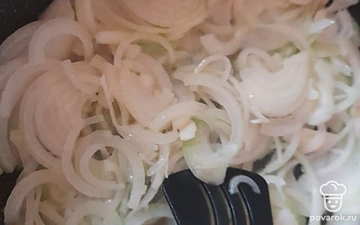 На сковороде растопить 30 граммов сливочного масла, выложить лук. Обжарить на маленьком огне, пока лук не станет прозрачным (20 минут).