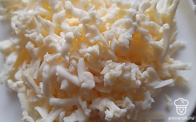 Плавленый сырок натереть на крупной терке.