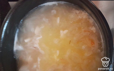 Куриный бульон довести до кипения, добавить в него жареный лук, тертый плавленый сырок, соль по вкусу. Варить 10 минут. Суп готов.