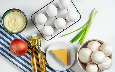 Куриные яйца сварите вкрутую, остудите в холодной воде и очистите от скорлупы. Грибы тщательно промойте и просушите. Зеленый лук вымойте, просушите бумажными полотенцами. Репчатый лук очистите от шелухи, вымойте.