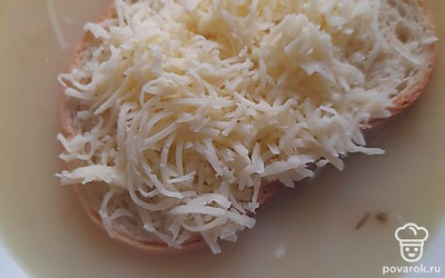 Налить суп в тарелку, сверху выложить гренку, посыпанную тертым сыром.