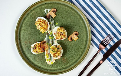 Яйца, фаршированные грибами и луком, подайте к столу в качестве холодной закуски. Чтобы блюдо смотрелось эффектнее, украсьте его зеленью. Зеленый лук нарежьте мелкими кольцами, посыпьте ими готовое блюдо перед подачей.