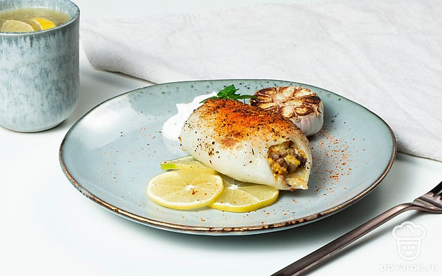 Кальмары, фаршированные яйцом и сыром с шампиньонами — Рецепт с фото