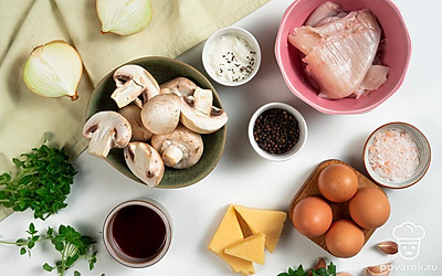 Обдайте кальмаров кипятком, промойте их и удалите остатки красно-белой пленки. Уберите хитиновую пластину и внутренности. В слегка подсоленную воду, доведенную до кипения, вбросьте кальмаров. После возобновления кипения подержите их примерно 40 секунд и остудите. Сыр и яйца натрите на терке с мелкими ячейками. Грибы вымойте, обсушите и мелко нарежьте. Лук почистите и мелко порубите. Зелень измельчите. Чеснок очистите и пропустите через пресс. Достаньте сковороду и форму для запекания.