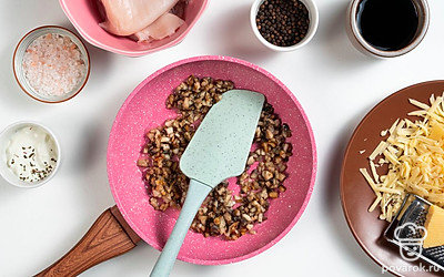 Приготовьте начинку. Обжарьте грибы на среднем огне. Когда испарится лишняя влага, добавьте лук и обжарьте до появления легкого золотистого цвета. Добавьте соль и перец. Смешайте в глубокой емкости грибы, яйца, сыр, чеснок, зелень и 3 ст. л. сметаны.