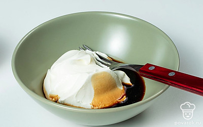 Приготовьте соус. Смешайте в небольшой миске оставшуюся сметану и соевый соус.