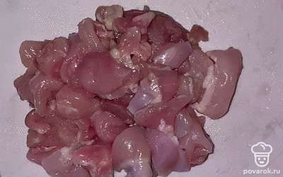 Помыть филе бедра и нарезать кусочками.