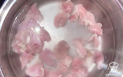Налить воду в кастрюлю, поставить на огонь, добавить кусочки филе.