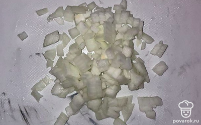 Почистить лук, нарезать маленькими кусочками, добавить к курице.