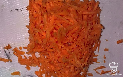Морковь помыть, почистить и натереть на крупной терке.