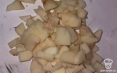 Картошку помыть, почистить, нарезать кусочками, добавить в суп.