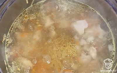 Через 15-20 минут засыпать вермишель, выключить. Оставить под крышкой на 5 минут. Блюдо готово.