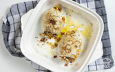 Нафаршируйте и запеките кальмаров. Используя ложку, заполните кальмаров приготовленной начинкой. Положите их в форму для запекания, полейте соусом. Поставьте на 15 минут в духовку, разогретую до 180 градусов.