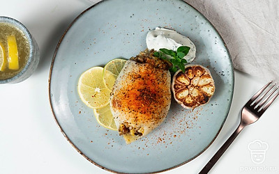 Кальмары, фаршированные яйцом и сыром, будут отлично смотреться на блюде, украшенном зеленью укропа.