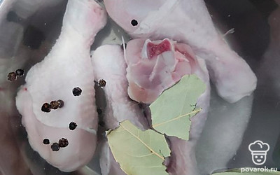 В большой кастрюле отварить куриные голени, добавив соль, перец горошком и лавровый лист.