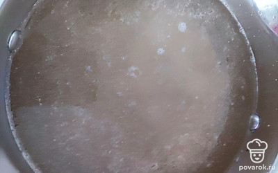 Когда голени будут полностью готовы, достать их и процедить бульон через сито. 