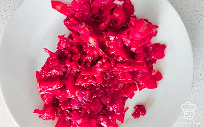 Также в бульон добавить зажарку из свеклы, моркови, лука, капусты и томатной пасты.