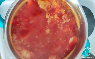 Поставить суп на огонь и варить 10-15 минут. 