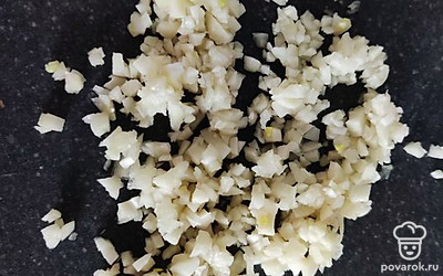 Чеснок измельчить ножом, выложить в бульон за 5 минут до готовности. В это же время добавить уксус. Попробовать и, если нужно, досолить и добавить специи по вкусу.