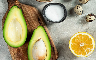 Помойте авокадо, очистите, разрежьте пополам и удалите косточку. Сполосните перепелиные яйца и обсушите их полотенцем. Вымойте петрушку для украшения. Разогрейте духовку до 180 градусов. Достаньте рукав для запекания.