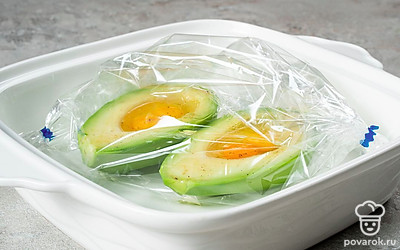 Запеките авокадо. Аккуратно положите половинки авокадо в рукав, закройте его и поставьте в духовку на 15 минут.