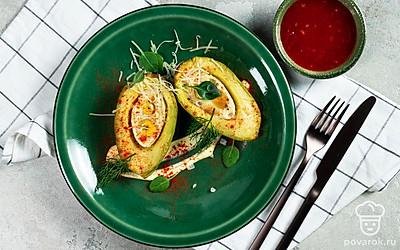 Готовое блюдо разложите порционно в красивые тарелки или пиалы, украсьте листочками петрушки.