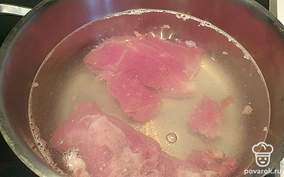 Налить воду в кастрюлю и положить мясо. Поставить на плиту и варить.